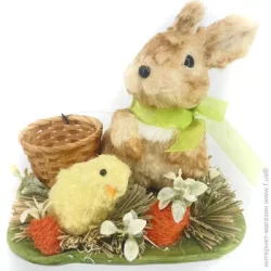 Декорація великодні кролик з курчатою на галявині (F1731527)