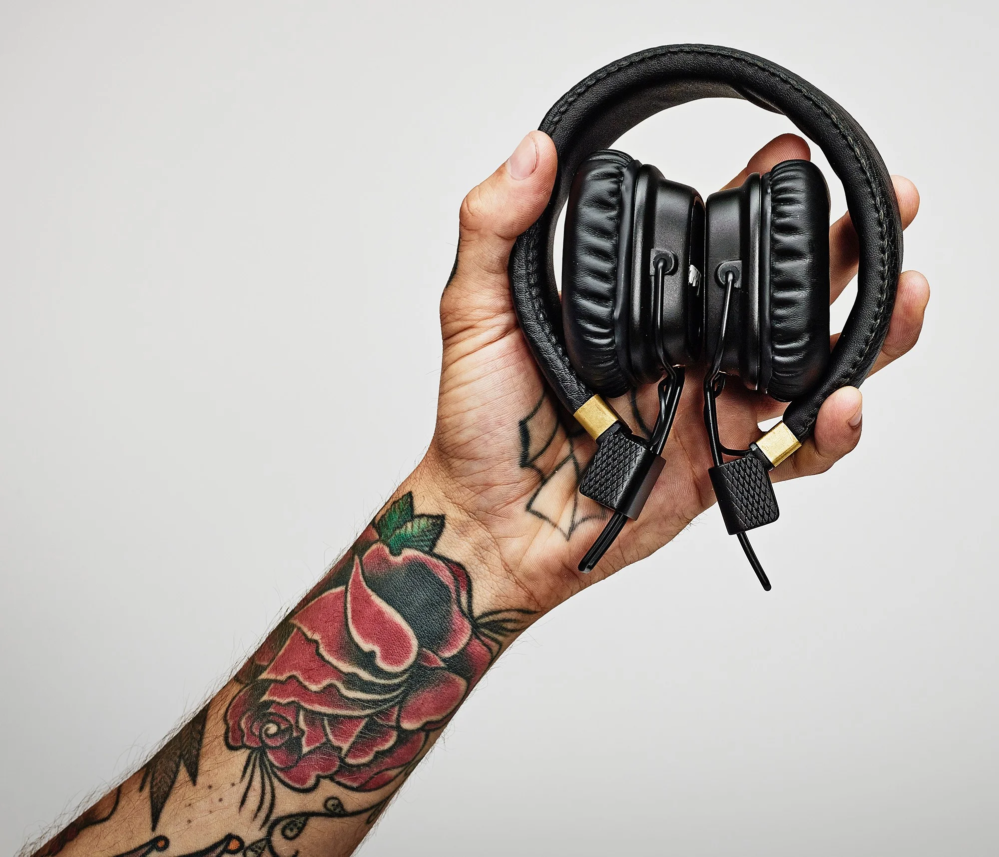 Наушники маршал мид a. Вопросы в наушниках. Наушники marshall major. Беспроводная зарядка наушников маршалл. Полноразмерные marshall major ii bt1 -.